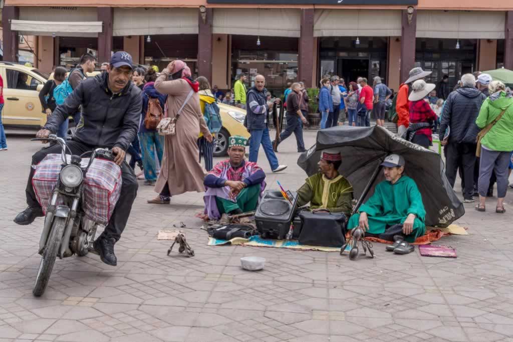 marrakech people in djemaa el-fna square