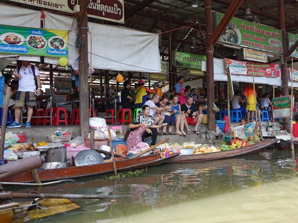 how to visit a floating market in Bangkok