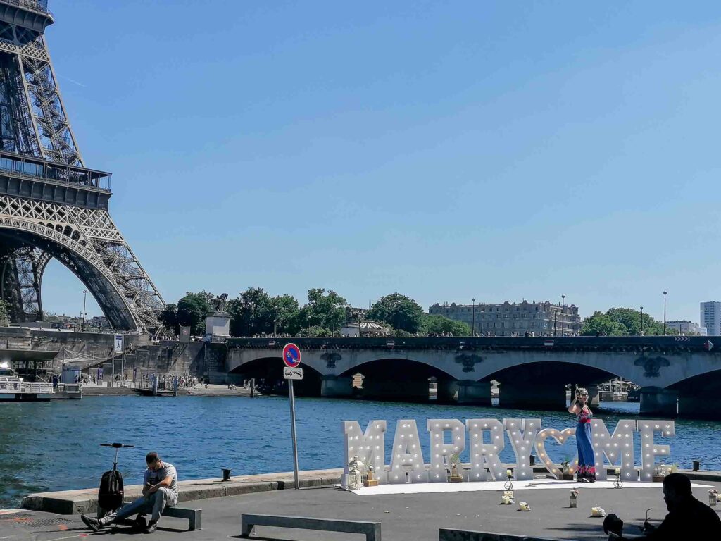 eiffel marry me sign